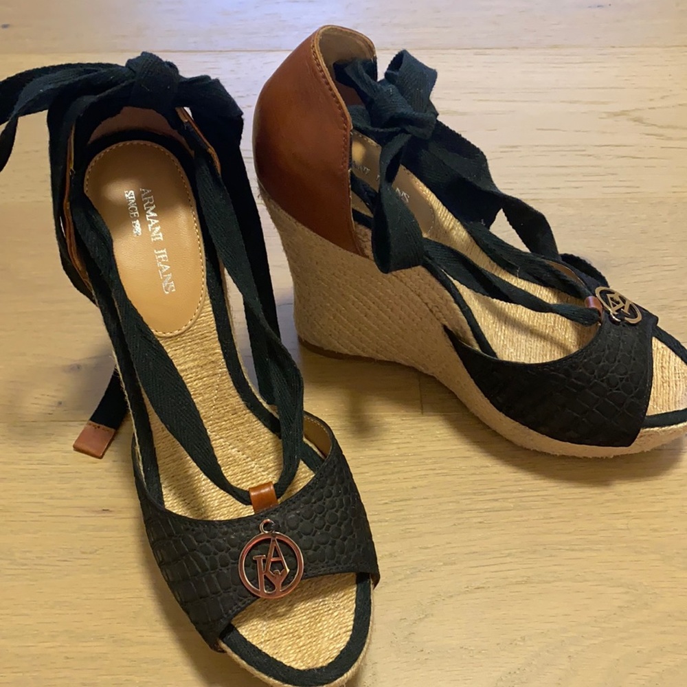 Black and cognac wedge with laces